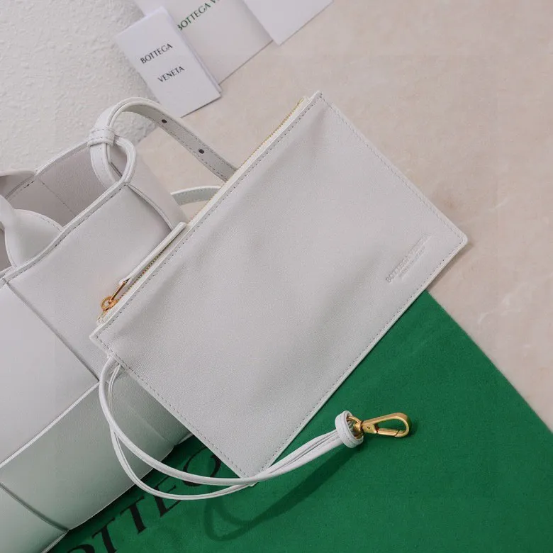 Batch 1460 🔥🔥🔥BV mini tote bag🟡🟡🟡Arco tote finally has a mini version this season. I love this size💯I have always been fond of tote bags because it has no complicated design, is simple and neat, and is easy to match with daily clothes🍒🍒Key point key point! It is equipped with a detachable shoulder strap, suitable for commuting and casual wear for any occasion👏👏Model number: 9894#, size: 25x16x8cm.